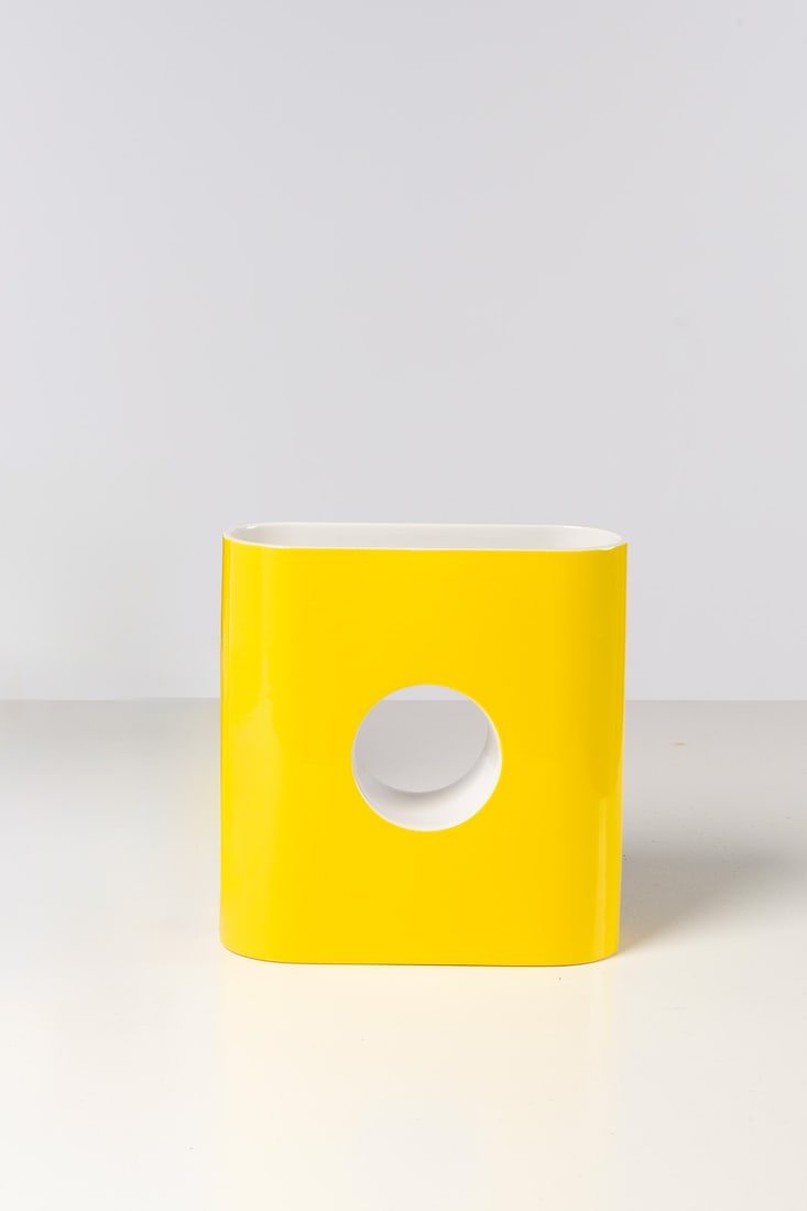 James Irvine (1958-2013) Ceramic vase (yellow) Capellini edition Bears the manufacturer's stamp on: James Irvine (1958-2013)Ceramic vase (yellow)Capellini editionBears the manufacturer's stamp on the backPrototypeModel created in 199725,5 x 24,5 cm