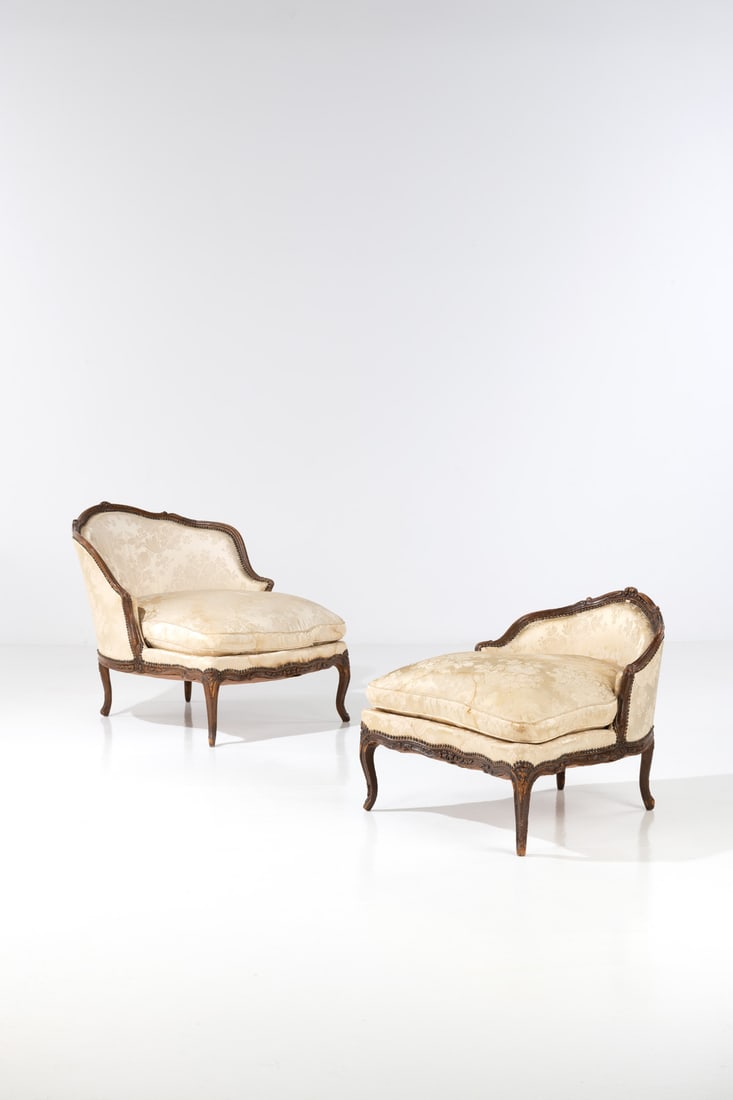 Duchesse brisée (chaise longue in two elements) in molded natural wood, sculpted with forets: Duchesse brisée (chaise longue in two elements) in molded natural wood, sculpted withforets pattern, on arched legs.Louis XV periodNail-trimmed silk upholstery.Restoration on one of the feetDuchesse: