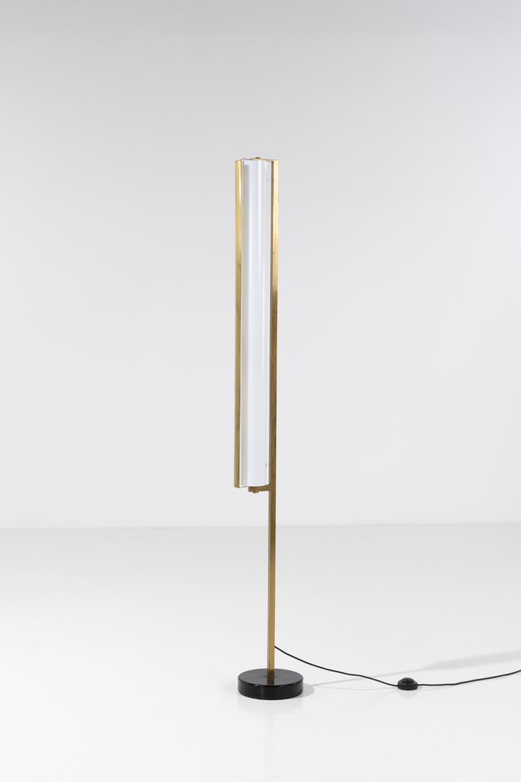 xx Jean-Pierre Vincent (1926-1992) Floor lamp Lacquered metal, brass, and perspex Disderot edition: Jean-Pierre Vincent (1926-1992)Floor lampLacquered metal, brass, and perspexDisderot editionModel created around 1950H 167 × W 24 × D 20.5 cm