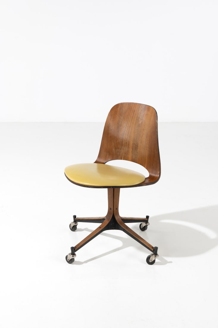 xx George Mulhauser (1922-2002) 51 Chair - 'Plycraft' model: George Mulhauser (1922-2002) 51Chair - 'Plycraft' modelCurved plywood on metal baseModel created around 1950H 79×W 47×D 47 cm