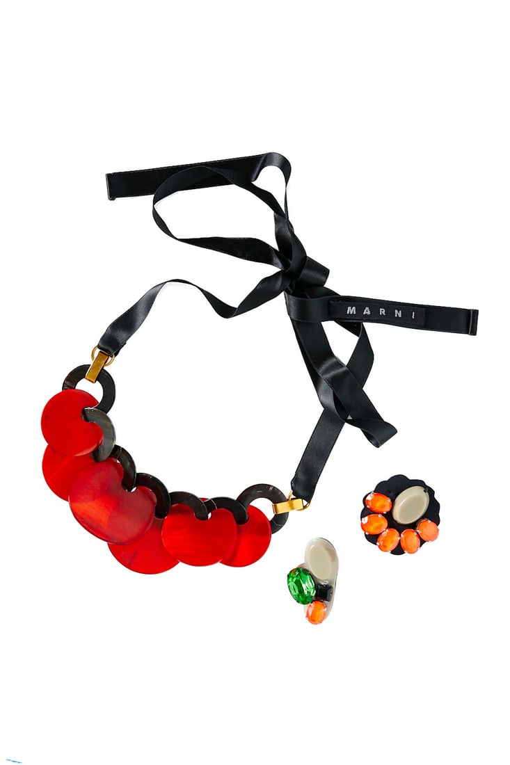 Marni - Necklace with red discs and black rings (damaged): Marni- Necklace with red discs and black rings (damaged)in tinted horn, gilded metal and silk ribbon- Two fabric and resin brooches