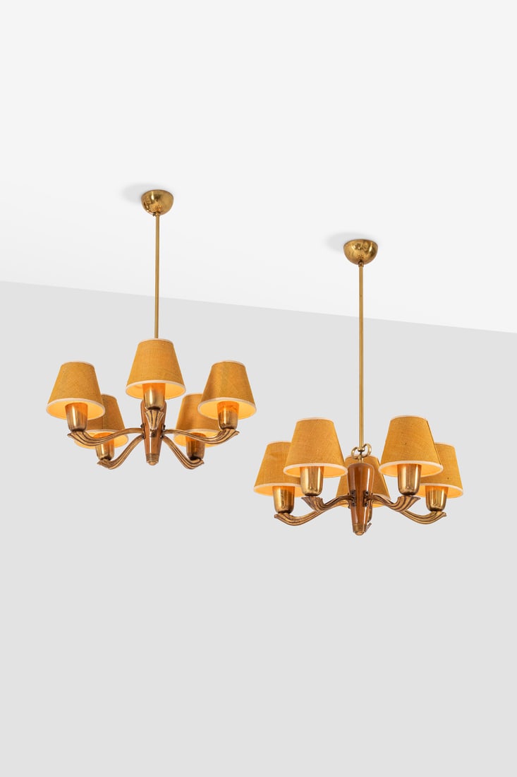 xx Gunnel Nyman (1909-1948) Pair of ceiling lamps with five lights: xx Gunnel Nyman (1909-1948)Pair of ceiling lamps with five lightsBrass, wood and fabricEdited by OrnoModel created circa 1940H 76×Ø 50cm