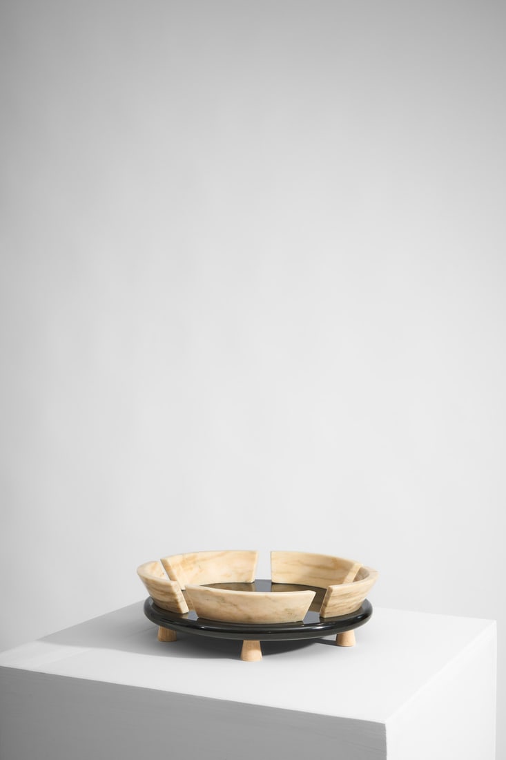Sergio Asti (1926-2021) Fruit bowl - Model 'Portafrutta 2': Sergio Asti (1926-2021)Fruit bowl - Model 'Portafrutta 2'PrototypePortuguese pink and Nero Marquinia marbleUp & Up editionModel created in 1987-1988H 9 x D 32 cm