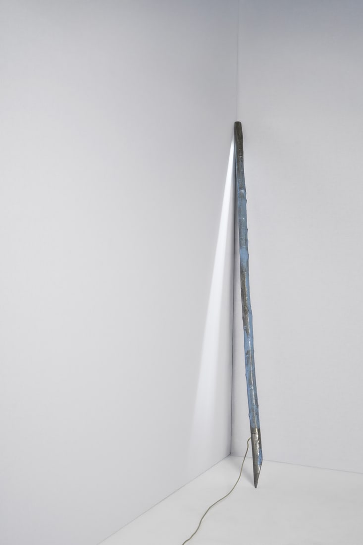 Andrea Salvetti (1967-2017) Wall lamp - Model ‘Pali di luce’: Andrea Salvetti (1967-2017)Wall lamp - Model ‘Pali di luce’Polished and painted aluminum, rope, and LEDModel created in 2010H 250×Ø 6 cmBibliography:- ‘Natura_forte, Andrea