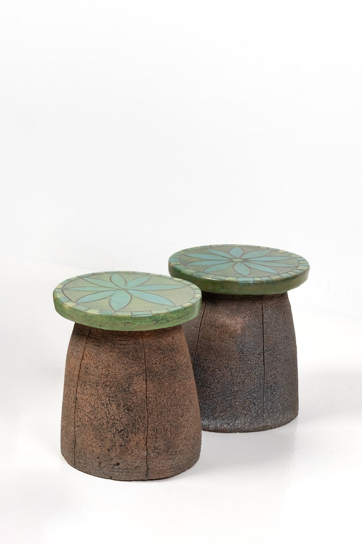 x Stan Bitters (born in 1936) Set of two stools - Unique piece: x Stan Bitters (born in 1936)Set of two stools - Unique pieceGlazed ceramicModel created in the 1960sH 33.5 x Ø 33 cmH 29.5 x Ø 29.5 cm
