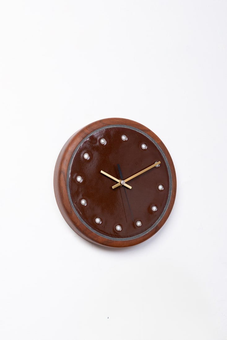 x Jane & Gordon Martz (20th c.) Wall clock: x Jane & Gordon Martz (20th c.)Wall clockCeramic, walnut and brassMarshall Studios editionModel created in the 1960s Ø 29 x D 6 cm
