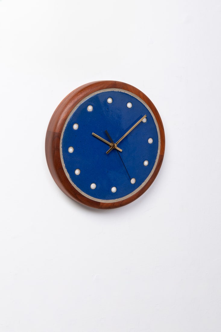 x Jane & Gordon Martz (20th c.) Wall clock: x Jane & Gordon Martz (20th c.) Wall clockCeramic, walnut and brassMarshall Studios editionModel created in the 1960sØ 29 x D 6 cm