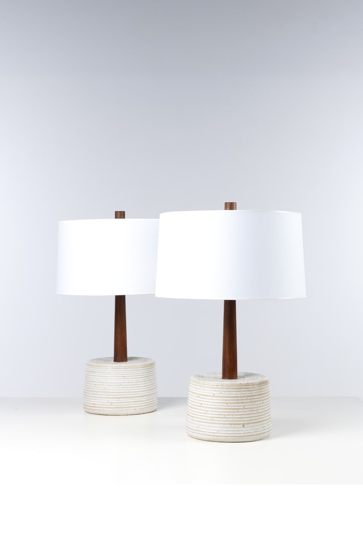 x Jane & Gordon Martz (20th c.) Pair of table lamps: x Jane & Gordon Martz (20th c.)Pair of table lampsCeramic, walnut, brass and textileMarshall Studios editionPublisher's label on one of the bases Model created in the 1960sH 63 x Ø 40 cm