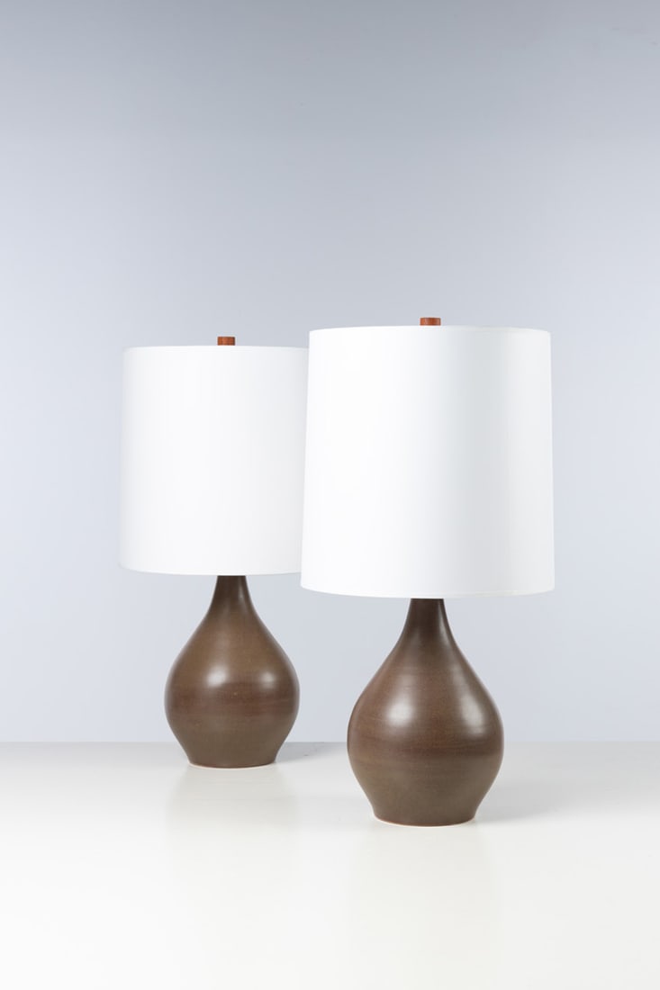 x Jane & Gordon Martz (20th c.) Pair of table lamps: x Jane & Gordon Martz (20th c.)Pair of table lampsCeramic, walnut, brass and textileMarshall Studios editionSigned 'Martz' on the bases Models created in the 1960sH 75 x Ø 40 cm