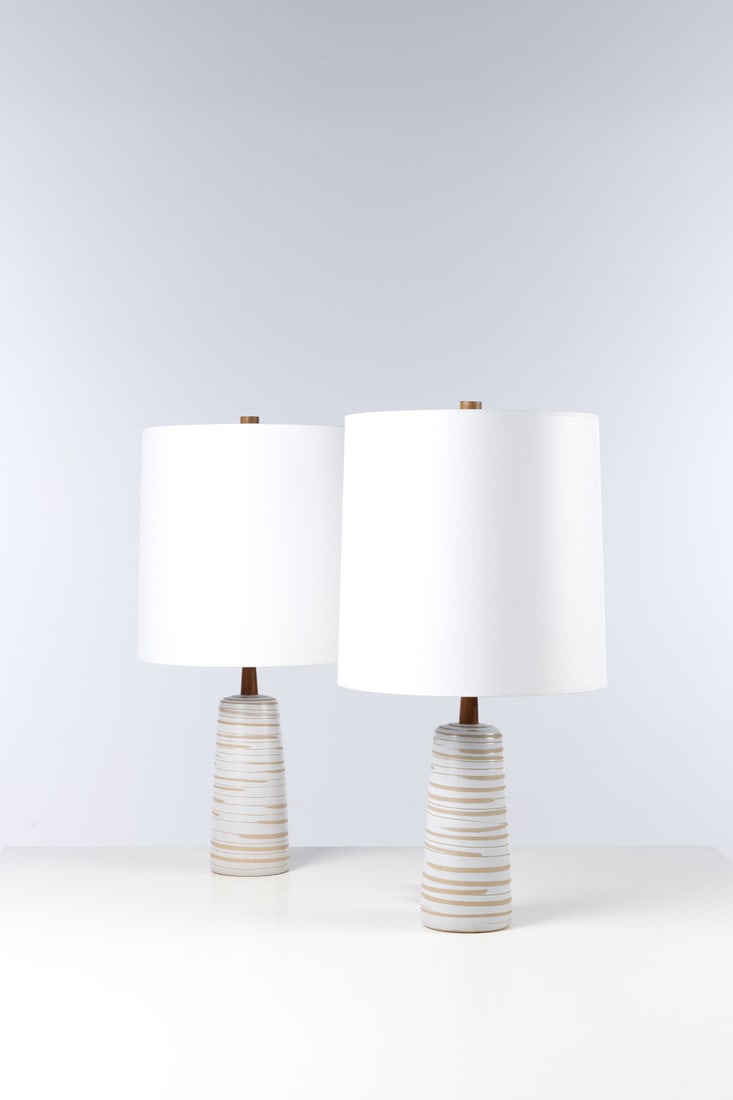x Jane & Gordon Martz (20th c.) Pair of table lamps: x Jane & Gordon Martz (20th c.)Pair of table lampsCeramic, walnut, brass and textileMarshall Studios editionSigned 'Martz' on the bases Models created in the 1960sH 75 x Ø 39 cm