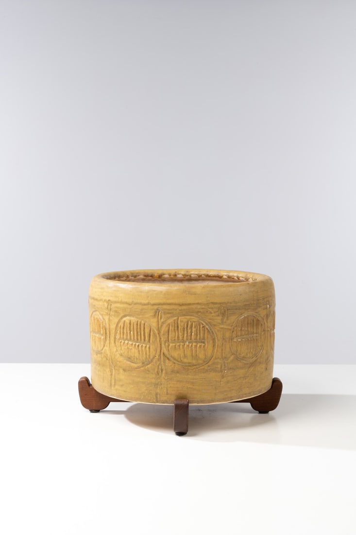 x Jane & Gordon Martz (20th c.) Plant pot: x Jane & Gordon Martz (20th c.)Plant potCeramic and walnutMarshall Studios editionModel created in the 1960sH 32 x Ø 50 cm