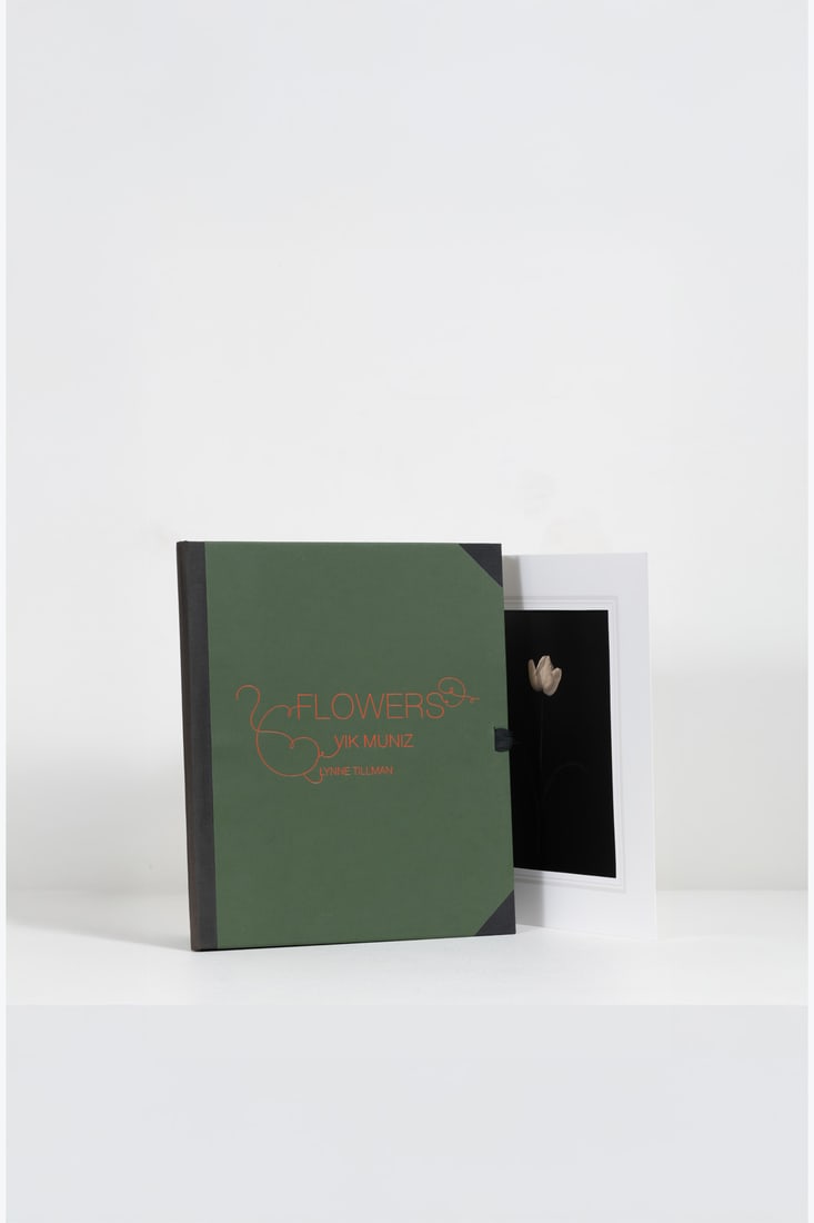 Vik Muniz - Lynne Tillman Flowers: Vik Muniz - Lynne Tillman Flowers. Coromandel, Paris, 1999. In-4 (33 × 28 × 2 cm). First edition, limited to 50 numbered copies. Cardboard portfolio, embossed title on front cover, comprisin