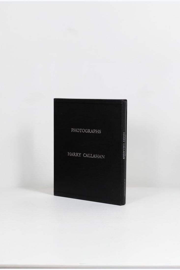 Harry Callahan (1912-1999) Photographs: Harry Callahan (1912-1999)Photographs.El Mochuelo Gallery, Santa Barbara, 1964.In-4 (33.5 × 29 cm).First edition.126 pages.Black cardboard slipcase with silver title.Exhibition leaflet.Foxing on