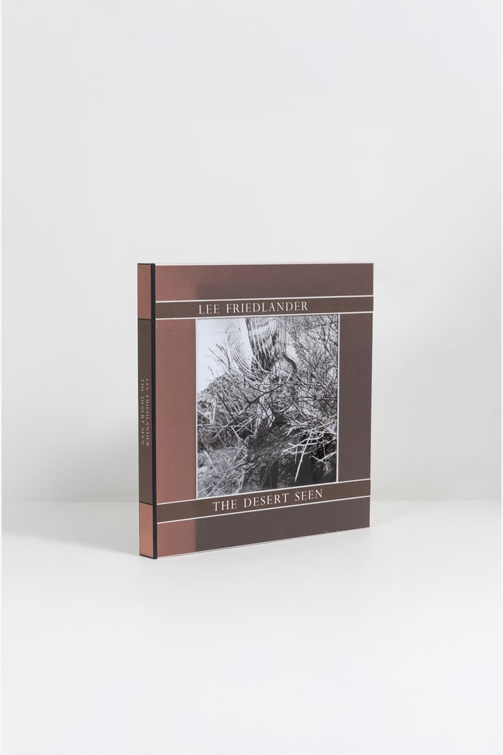Lee Friedlander (1934) The desert seen: Lee Friedlander (1934)The desert seen.Distributed Art Publishers, New York, 1996.In-8 oblong (31 × 30 cm).First edition.106 pages.Khaki canvas hardcover with illustrated dust jacket.Illustrated b