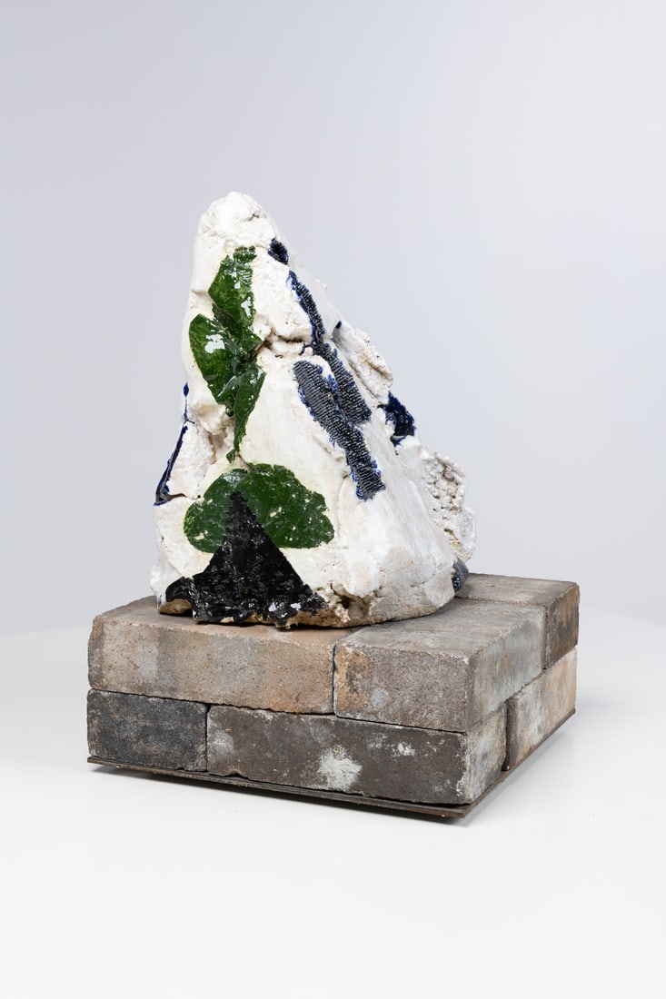 xx Jan Voss (né 1936) Untitled Chamotte clay, glazed and ceramic fragments on iron plate Signed: xx Jan Voss (né 1936)UntitledChamotte clay, glazed and ceramic fragments on iron plateSigned and dated at the bottomUnique pieceModel created in 1986 H 50×W 33×D 33cm