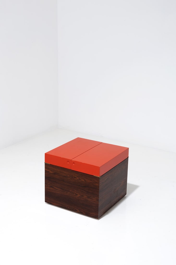 Sven Engström & Gunnar Myrstrand (20th c.) Bar-cabinet: Sven Engström & Gunnar Myrstrand (20th c.)Bar-cabinetRosewood and lacquered woodEdited by KällemoModel created circa 1960H 44×L 50×W 50cm