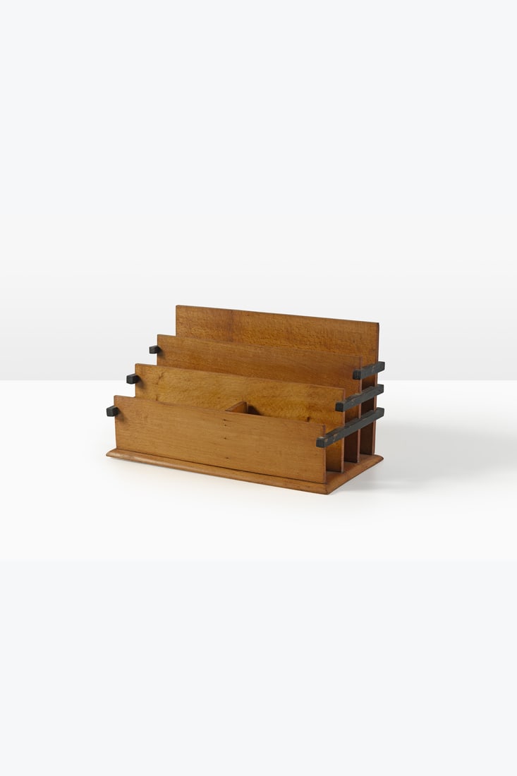 Huib Hoste (1881-1957) Letter holder: Huib Hoste (1881-1957)Letter holderVarnished beechwood and lacquered woodModel created in the 1920sH 17 x L 31 x W 16 cm