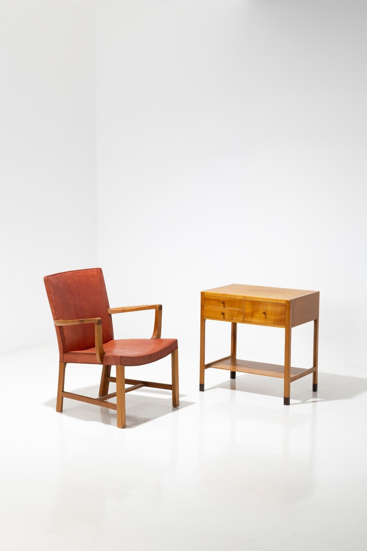 Hans J Wegner (1914-2007) Table and armchair: Hans J. Wegner (1914-2007)Table and armchairOak and leatherEdited by Johannes HansenModels created in 1948H 67×L 65×W 45cm (desk)H 84×L 59×W 65cm (armchair)