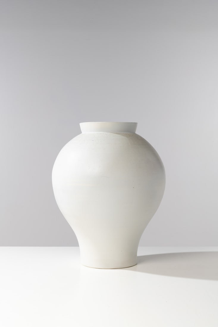 Lee Hun Chung (born 1967) Vase - 'Moon Jar' model Unique piece (1 of 1)
