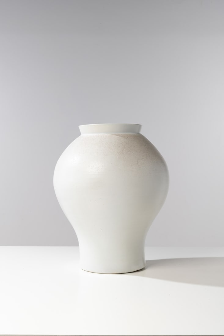 Lee Hun Chung (born 1967) Vase - 'Moon Jar' model Unique piece (1 of 1)