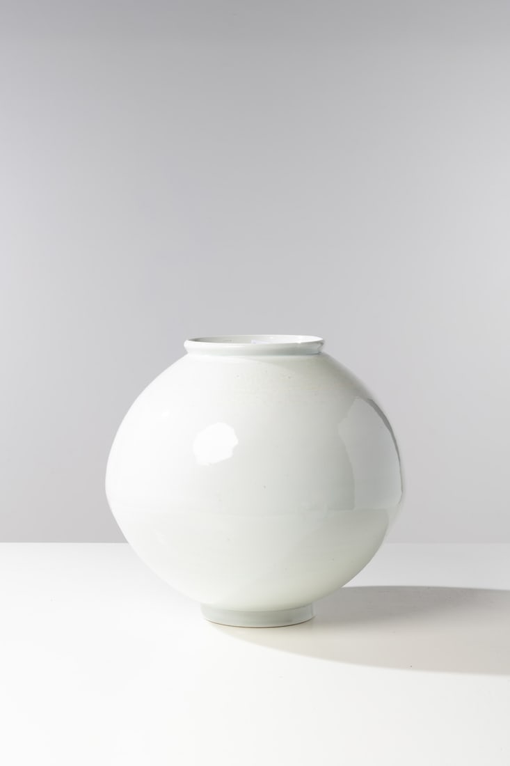 Lee Hun Chung (born 1967) Vase - 'Moon Jar' model Unique piece (1 of 1)