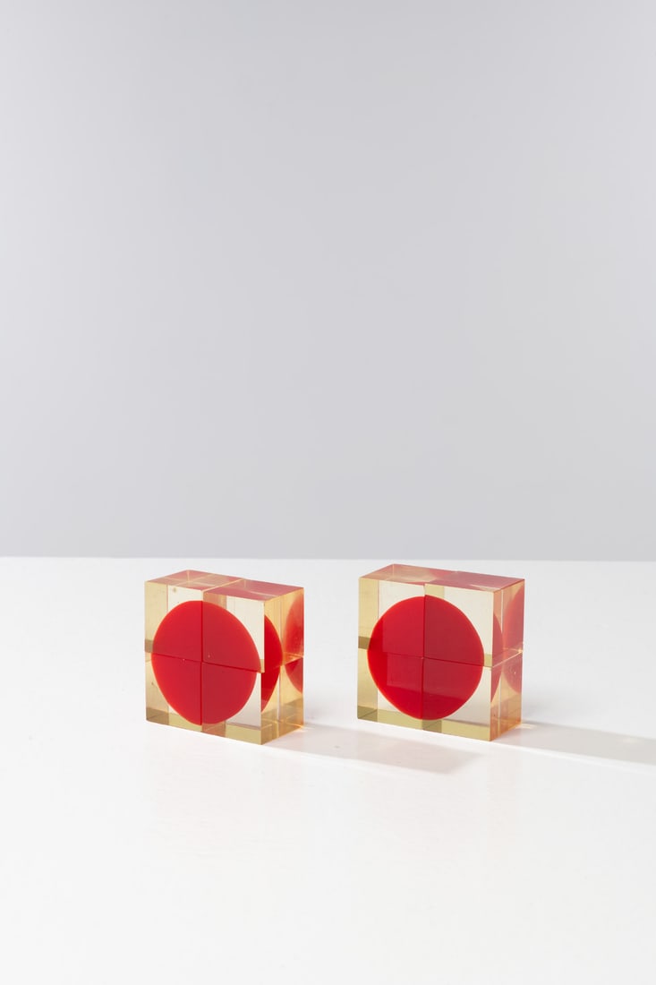 Enzo Mari (1932-2020) Pair of modular cubes or paperweights - "Cubo"model Resin and metal Edited by (1 of 3)