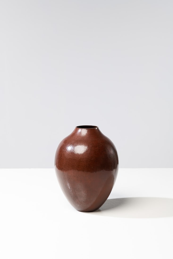 Japanese production (20th c.) Ikebana vase: Japanese production (20th c.)Ikebana vaseHammered copperModel created circa 1940-1970 – Showa periodH 22×Ø 15cmNote: 'Ikebana' or 'kado' meaning ‘The way offlowers', or