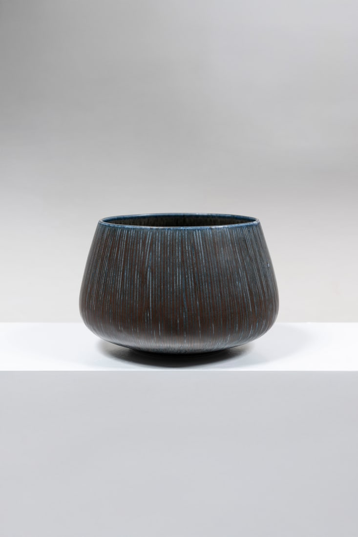 Eva Stæhr-Nielsen (1911-1976) Vase: Eva Stæhr-Nielsen (1911-1976)VaseCeramicEdited by SaxboSigned 'E.St.N.' and manufacturer’s stamp beneaththe baseH 13,5 × Ø 20 cm