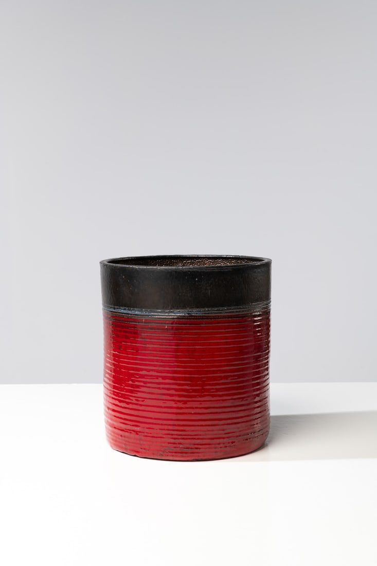 Rogier Vandeweghe (1923-2020) & Amphora (1960-1997): Rogier Vandeweghe (1923-2020)& Amphora (1960-1997)FlowerpotGlazed ceramicAmphora manufactureEngraved with 'Amphora' beneath the baseModel created circa 1960H 25 × Ø 24 cm