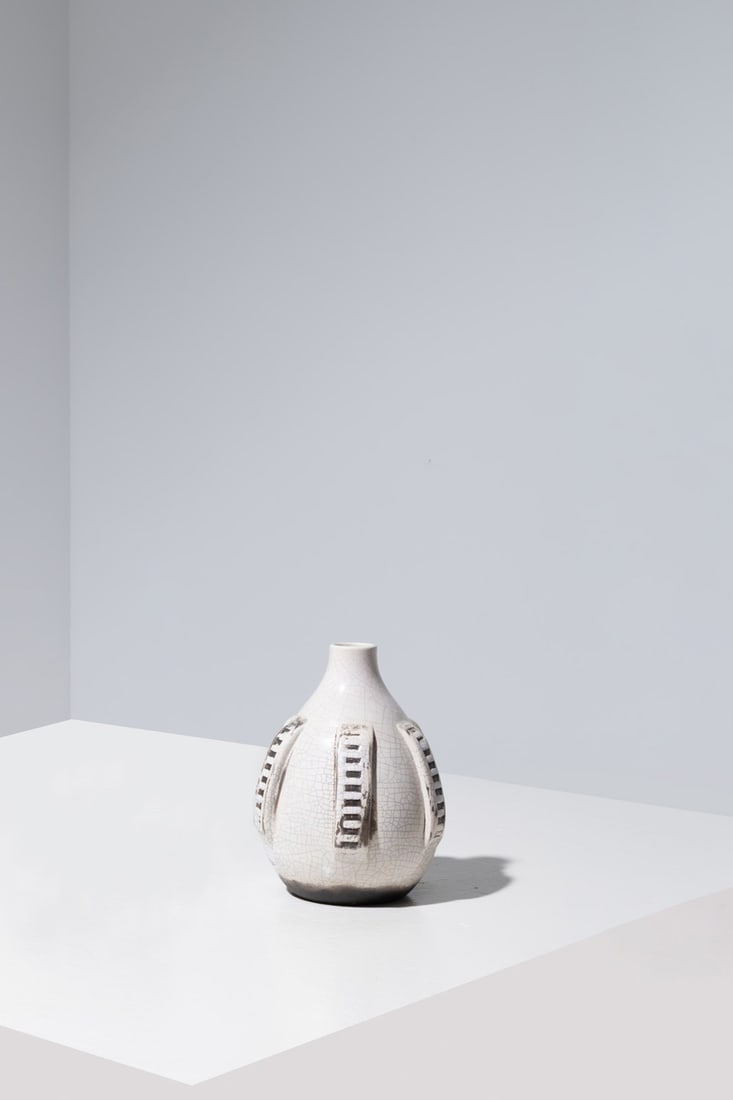 xx Jean Besnard (1889-1958) Vase: xx Jean Besnard (1889-1958)VaseGlazed ceramicIncised signature, 'Jean Besnard France' on the undersideModel created circa 1920H 20 × Ø 14 cmBibliography: 'Jean Besnard, potier moderne',