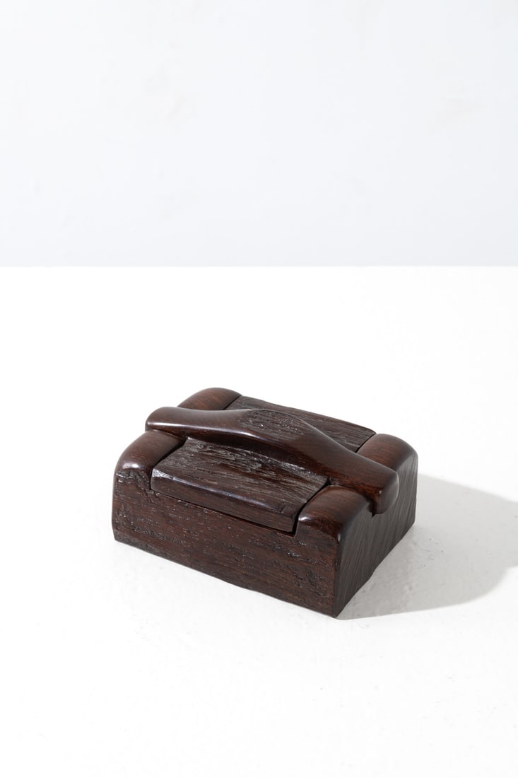 Alexandre Noll (1890-1970) Box: Alexandre Noll (1890-1970)BoxEbonyIncised signature, 'ANoll' on the undersideModel created circa 1940H 6,5 × L 14 × W 10 cm