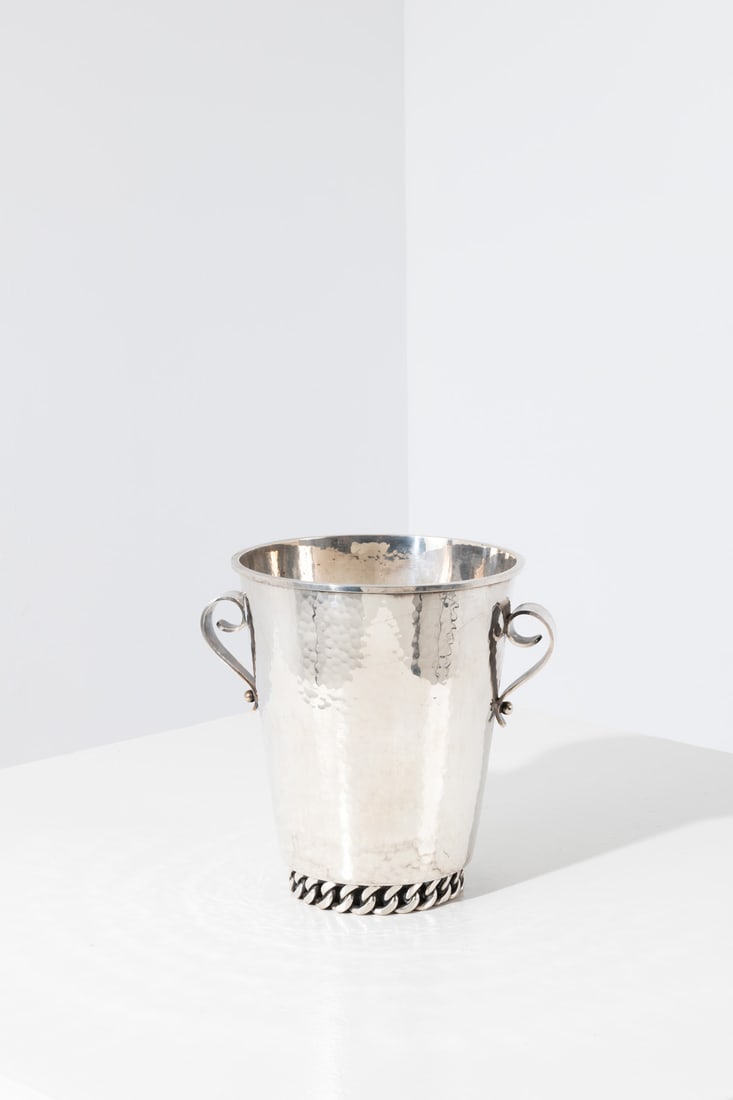 Jean Després (1889-1980) Champagne bucket: Jean Després (1889-1980)Champagne bucketSilver-plated metalIncised signature, 'J-Després' on the undersideModel created circa 1950H 25 × L 21,5 × W 27 cm