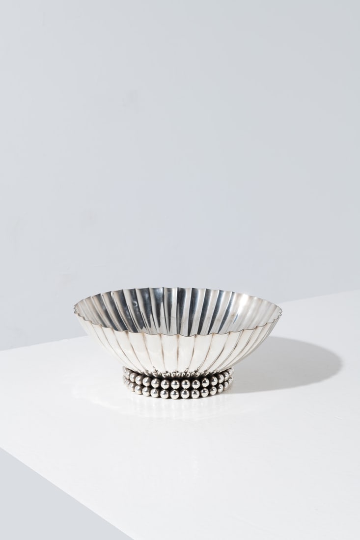 Jean Després (1889-1980) Centerpiece: Jean Després (1889-1980)CenterpieceSilver-plated metalIncised signature, 'J. Després' on the underside and silversmith’s hallmarkModel created circa 1920H 8,5 × Ø 23,5 cm