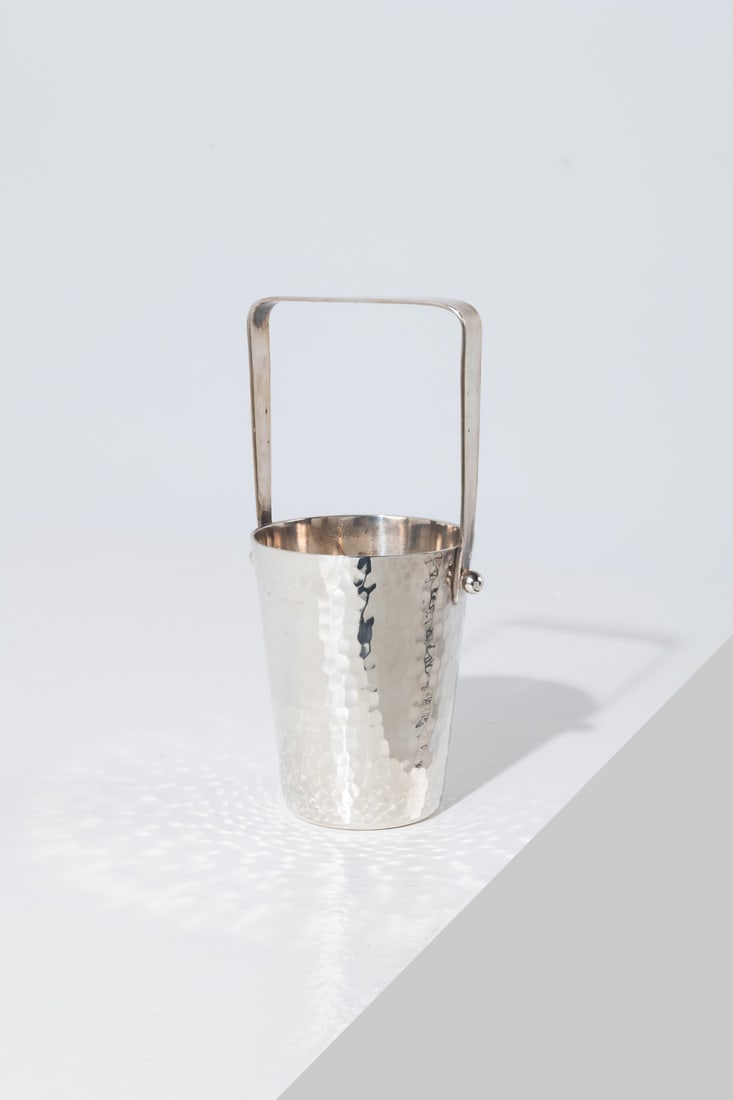 Jean Després (1889-1980) Ice bucket: Jean Després (1889-1980)Ice bucketSilver-plated metalIncised signature, 'J. Després' on the undersideModel created circa 1950H 22 × Ø 9,5 cm