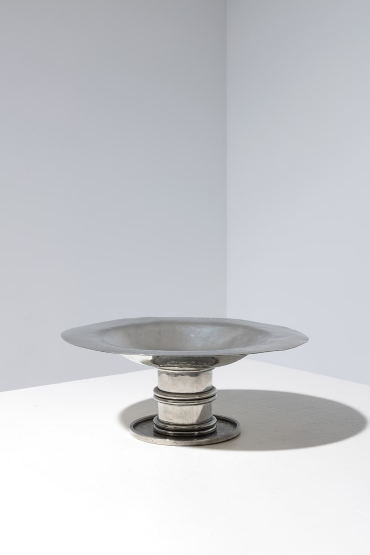 Jean Desprès (1989-1980) Centerpiece Silver-plated metal Incised signature, 'J: Jean Desprès (1989-1980)CenterpieceSilver-plated metalIncised signature, 'J. Després' on the undersideH 14 × Ø 35,5 cm