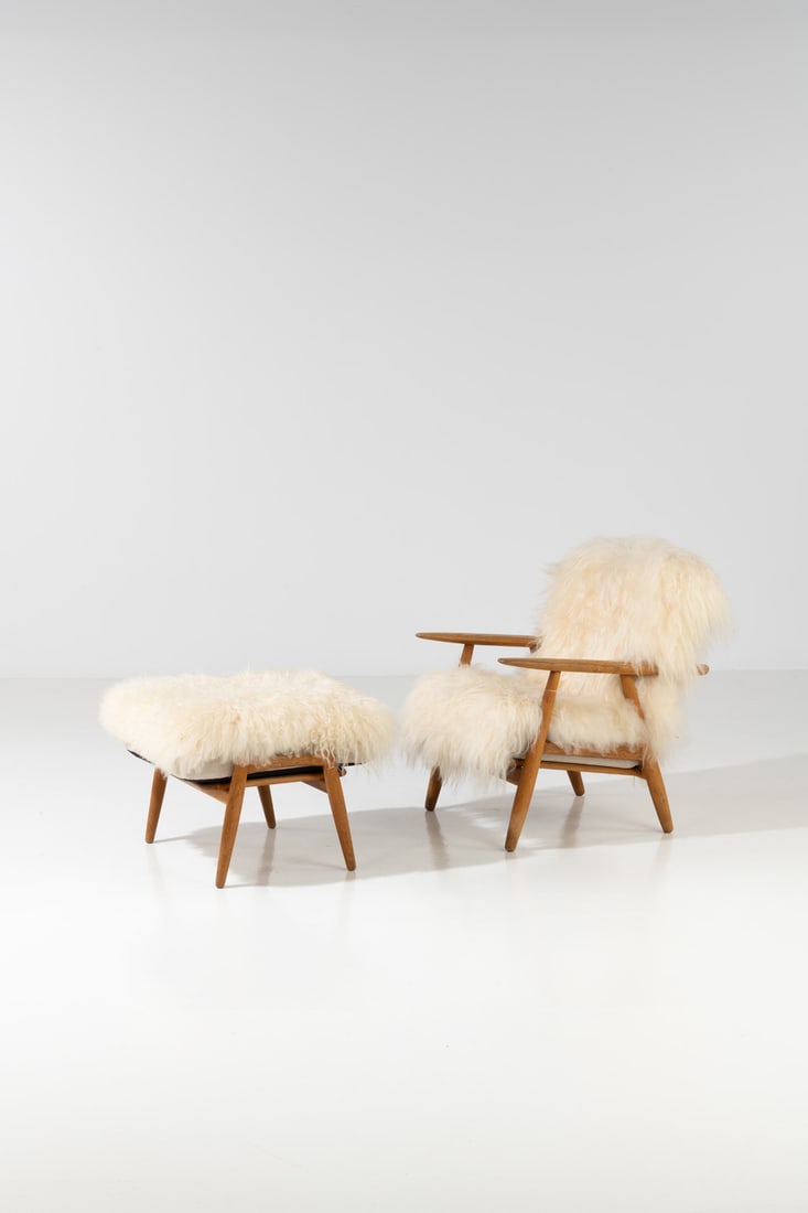 x Hans Wegner (1914-2007) Lounge chair and its footrest (1 of 1)