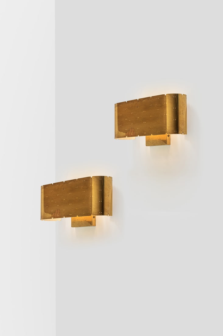 xx Paavo Tynell (1890-1973) Pair of sconces - Model n°9460: xx Paavo Tynell (1890-1973)Pair of sconces - Model n°9460BrassEdited by Taito and IdmanOne stamped with 'OYTAITOAB MADE INFINLAND TT 9460' and the other with 'Idman'Model created circa 1950H 18 &