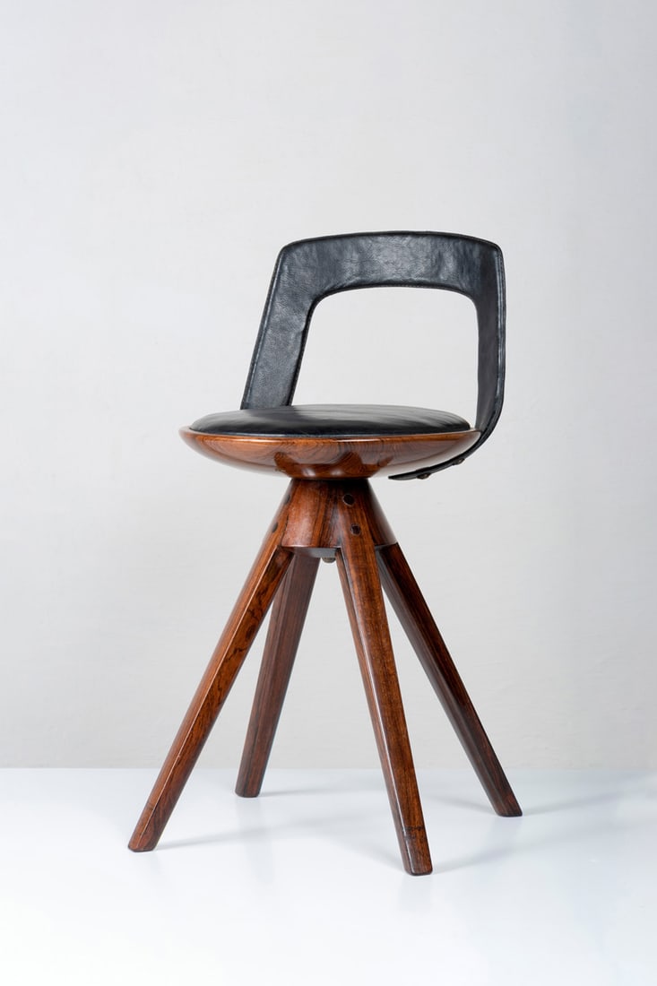 Tove (1906-1994) & Edvard Kindt-Larsen (1901-1982) Pivoting stool: Tove (1906-1994) & Edvard Kindt-Larsen (1901-1982) Pivoting stool Rosewood and leather Edited by Thorald Madsen Snedker Manufacturer's label on the underside Model created in 1957 H 64 × L 33 