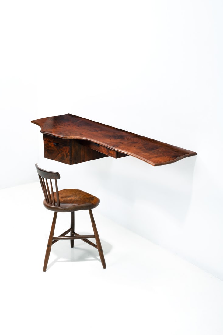 x Michael Elkan (20th c.) Wall-mounted desk and chair - Unique piece: x Michael Elkan (20th c.) Wall-mounted desk and chair - Unique piece Walnut Model created in 1978 H 26,5 x L 179 x W 57,5 cm (desk) H 81 x L 41 x W 39 cm (chair)