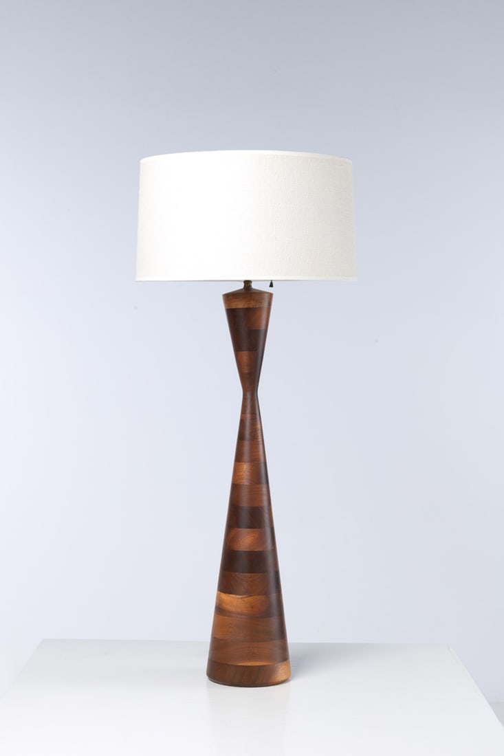 x Phillip Lloyd Powell (1919-2008) Lamp: x Phillip Lloyd Powell (1919-2008) Lamp Walnut, brass and fabric Model created in 1965 H 105 x Ø 44 cm
