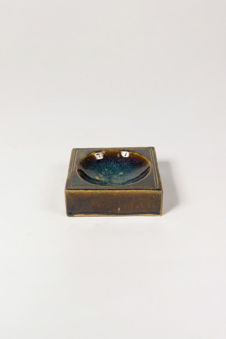 Pierre Culot (1938-2011) Coin tray: Pierre Culot (1938-2011) Coin tray Glazed stoneware Monogrammed on the back Model created in 1980 H 5,5 ×L 16,5 × W 16,5 cm Our thanks to Joseph Culot for the information he kindly provided