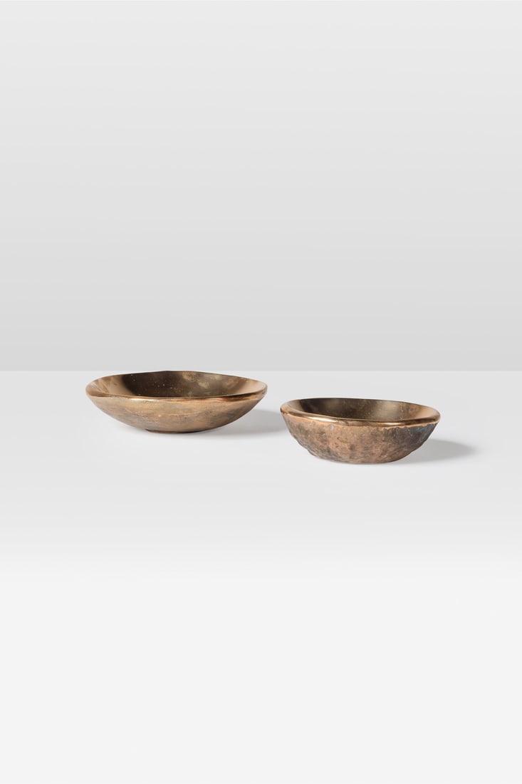 Ado Chale (1928-2025) Set of two dishes: Ado Chale (1928-2025) Set of two dishes Cast bronze Signed ‘Chale’ Model created circa 2000 H 5 × L 19 × W 19,5 cm H 4,5 × L 15 × W 13,5 cm Bibliography: I. Chale,