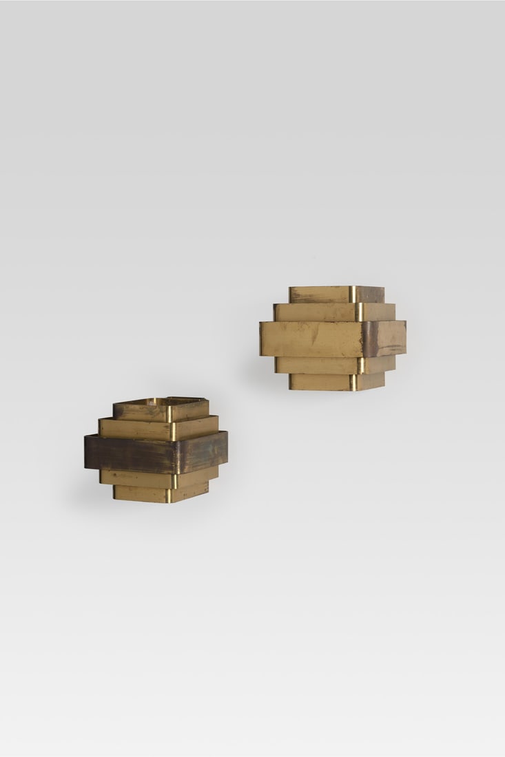 Jules Wabbes (1919-1974) Pair of five-band sconces: Jules Wabbes (1919-1974) Pair of five-band sconces Patinated gilded brass Model created circa 1965 H 15 × L 18 × W 18,5 cm Bibliography : M. Ferran-Wabbes, 'Jules Wabbes, 1919-1974, Architec