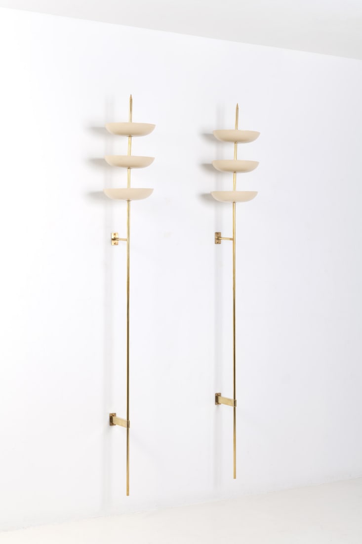 Stilnovo (Edited by, 20th c.): Stilnovo (Edited by, 20th c.) Pair of sconces Painted aluminum and brass Edited by Stilnovo Models created in the 1950s H 220 × L 28 × W 30 cm