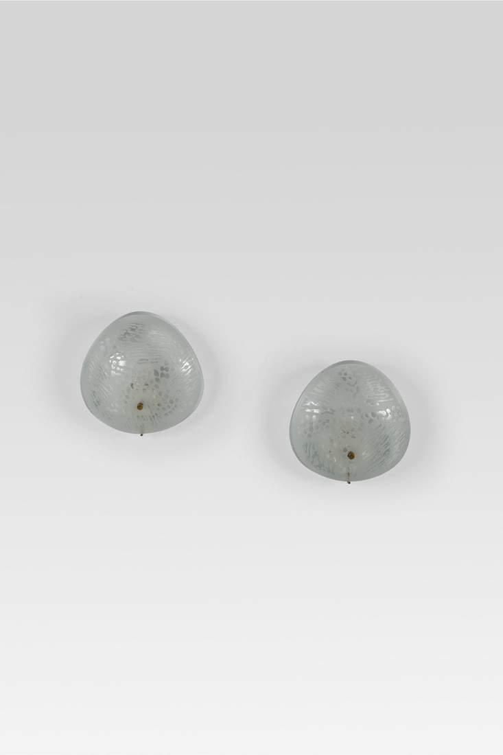 Max Ingrand (1908-1969): Max Ingrand (1908-1969) Pair of sconces – Model 2199 Glass and brass Edited by Fontana Arte Model created circa 1960 Ø 25 cm Bibliography: Fontana Arte catalogue no. 4, p. 59