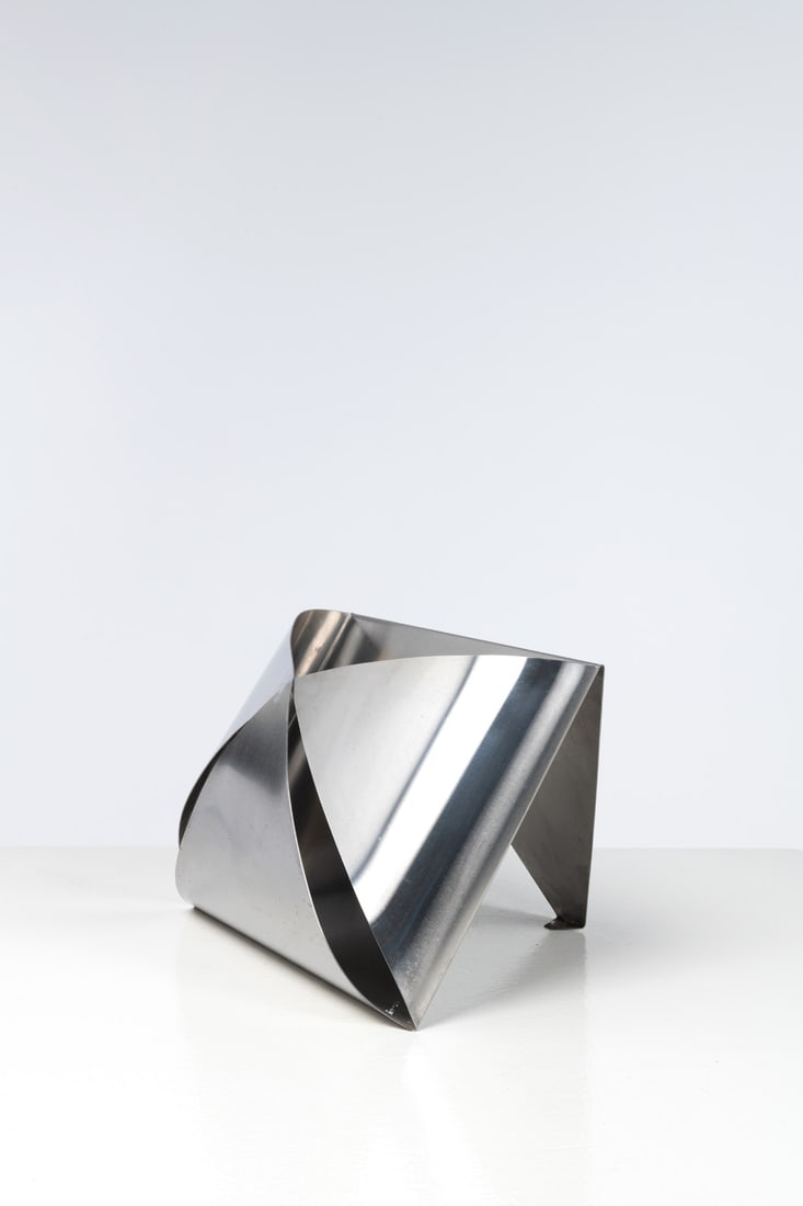 Maria Pergay (1930-2023) Magazine rack - 'Enveloppe' Model: Maria Pergay (1930-2023) Magazine rack - 'Enveloppe' Model Stainless steel Model created circa 1968 H 26,5 × L 42 × W 30 cm Bibliography: S. Demisch and S. Danant, 'Maria Pergay: Complete