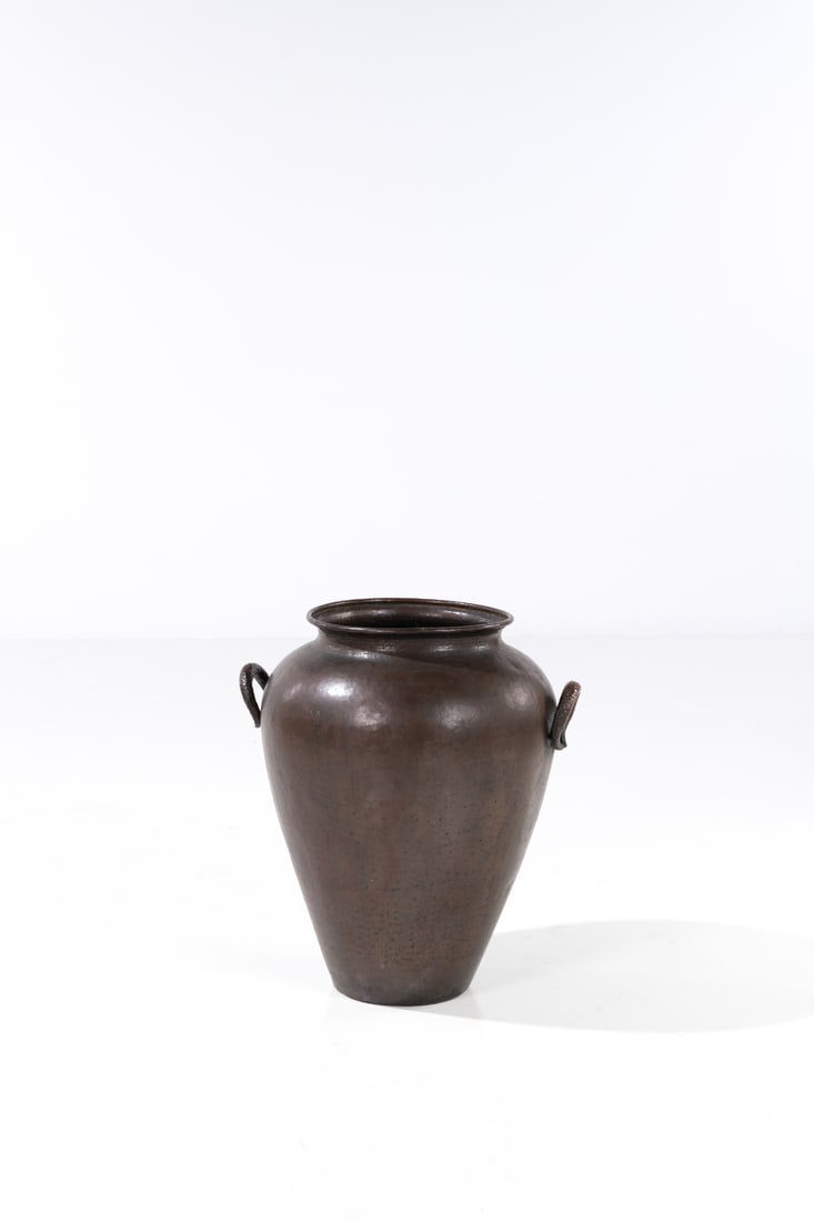 Nino Ferrari (edited by, 20th c.) Vase: Nino Ferrari (edited by, 20th c.)VaseHammered copperEdited by Nino FerrariModel created in the 1930sH 49 × Ø 43 cm