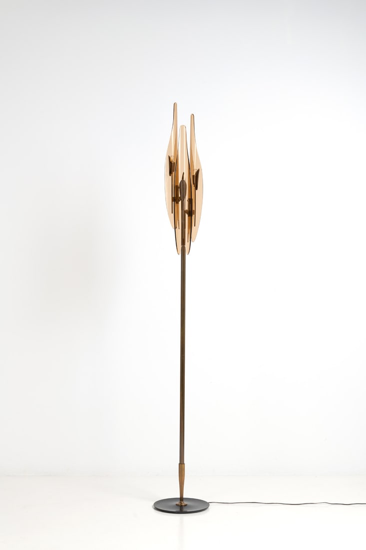 Max Ingrand (1908?1969) Floor lamp: Max Ingrand (1908?1969)Floor lamp'Dahlia' modelBrass, lacquered metal and glassProduced by Fontana ArteDesigned around 1954H 207 X O 29 cm