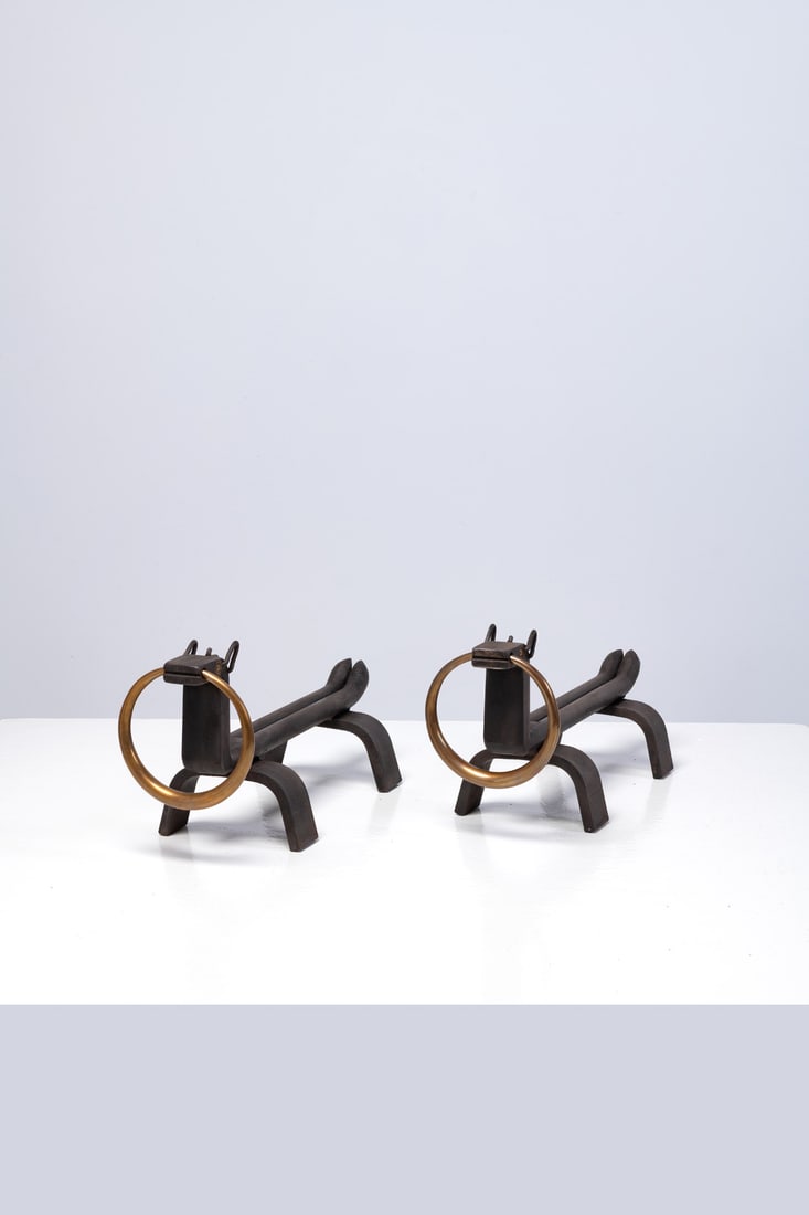 Osvaldo Borsani (1911-1985) Pair of andirons: Osvaldo Borsani (1911-1985)Pair of andironsIron and brassEdited by Arredamenti Borsani VaredoModel created in the 1940sH 18,5 × L 39 × W 13,5 cm