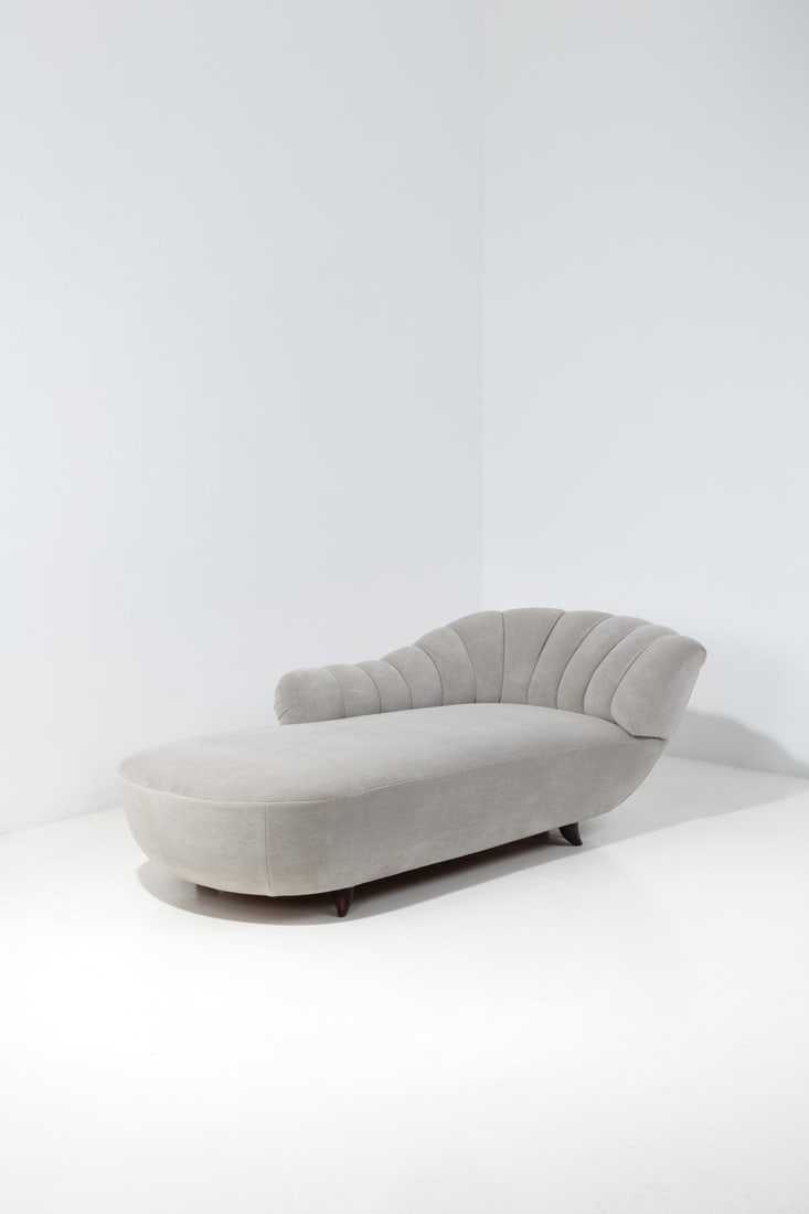 Guglielmo Ulrich (1904-1977) Chaise longue: Guglielmo Ulrich (1904-1977)Chaise longueStained wood and fabricModel created in the 1940sH 70 × L 191 × W 100 cm